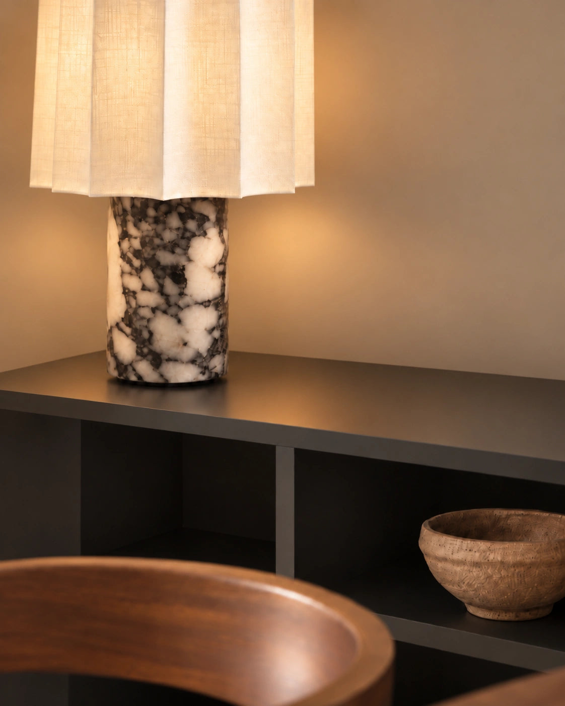 Lampe de chevet en marbre noir style minimaliste et abat jour plissé blanc cassé