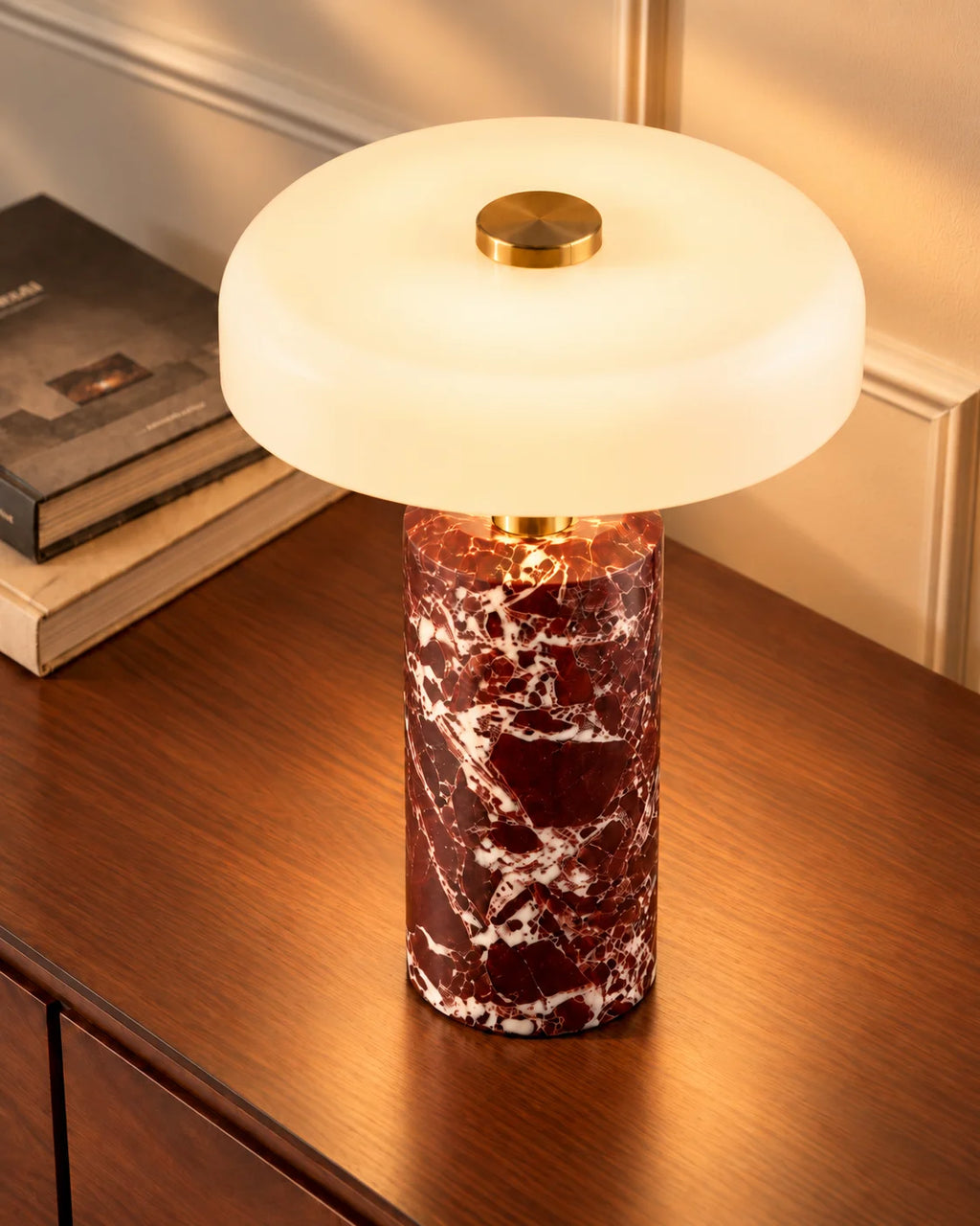 Lampe de chevet bordeaux et blanche en marbre à détail dorée