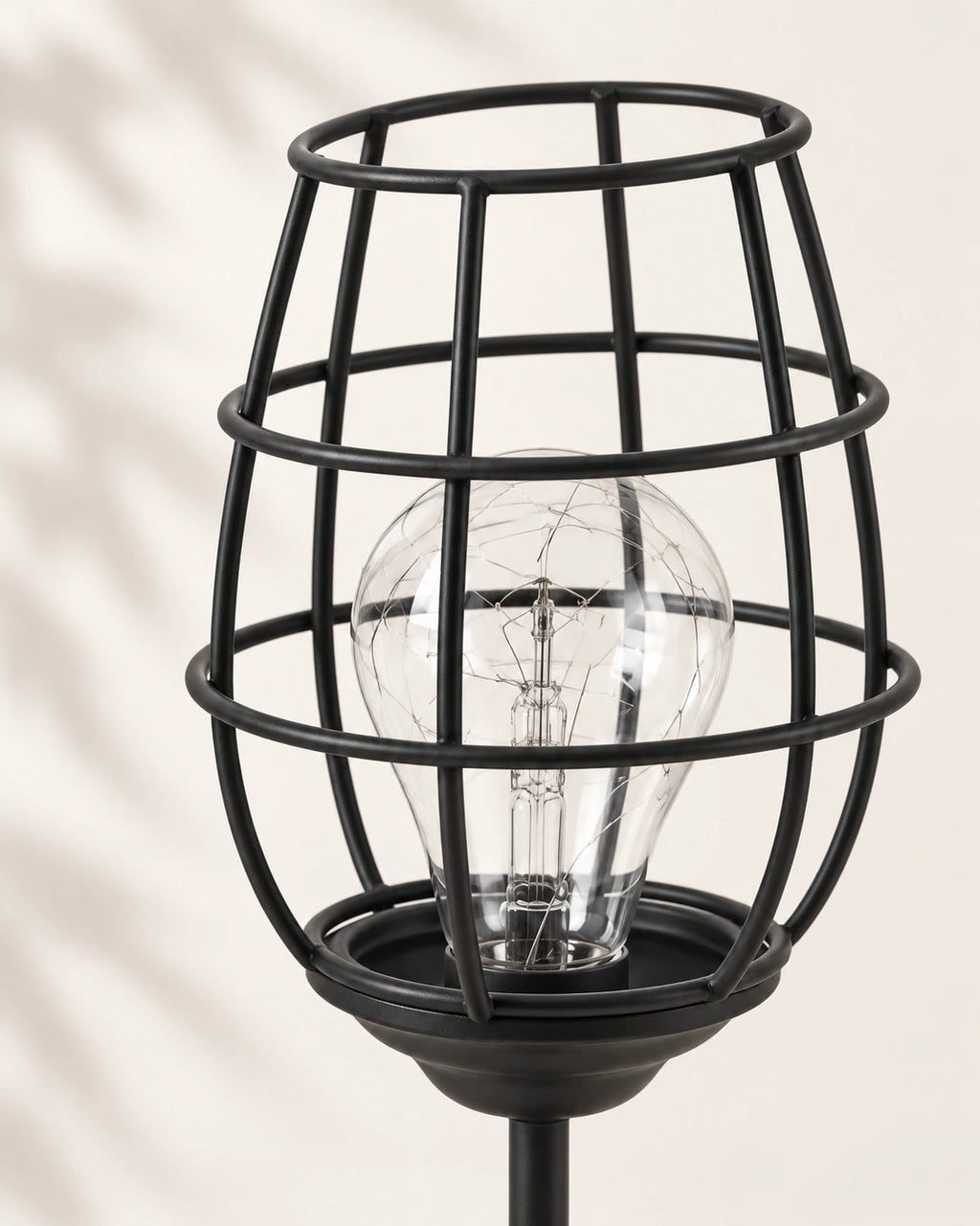Lampe de chevet en métal noir coupe
