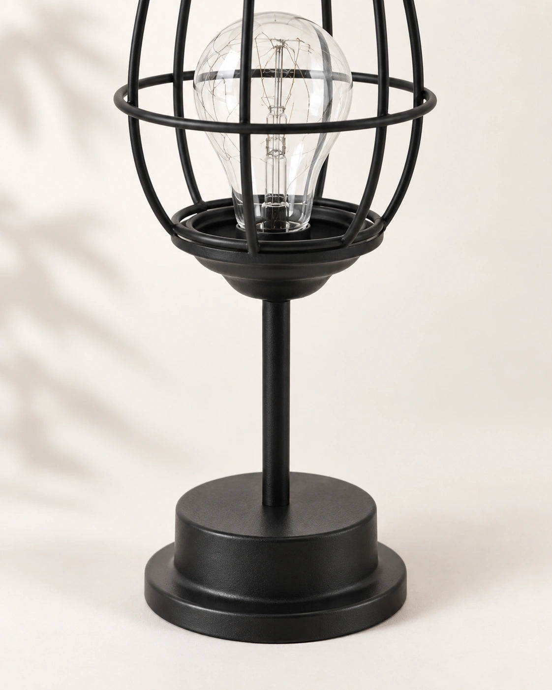 Lampe de chevet en métal noir coupe