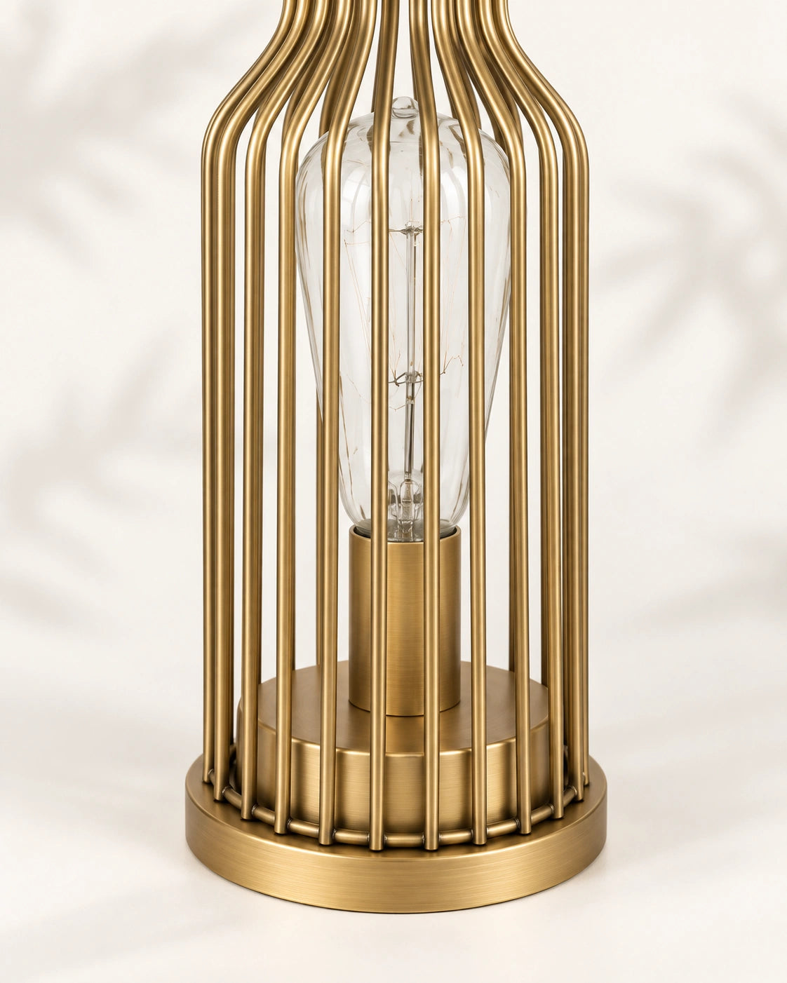 Lampe de chevet en métal doré bouteille