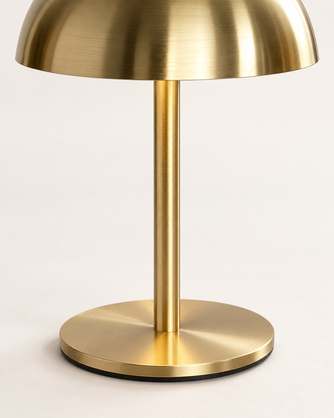 Lampe de chevet dorée en métal