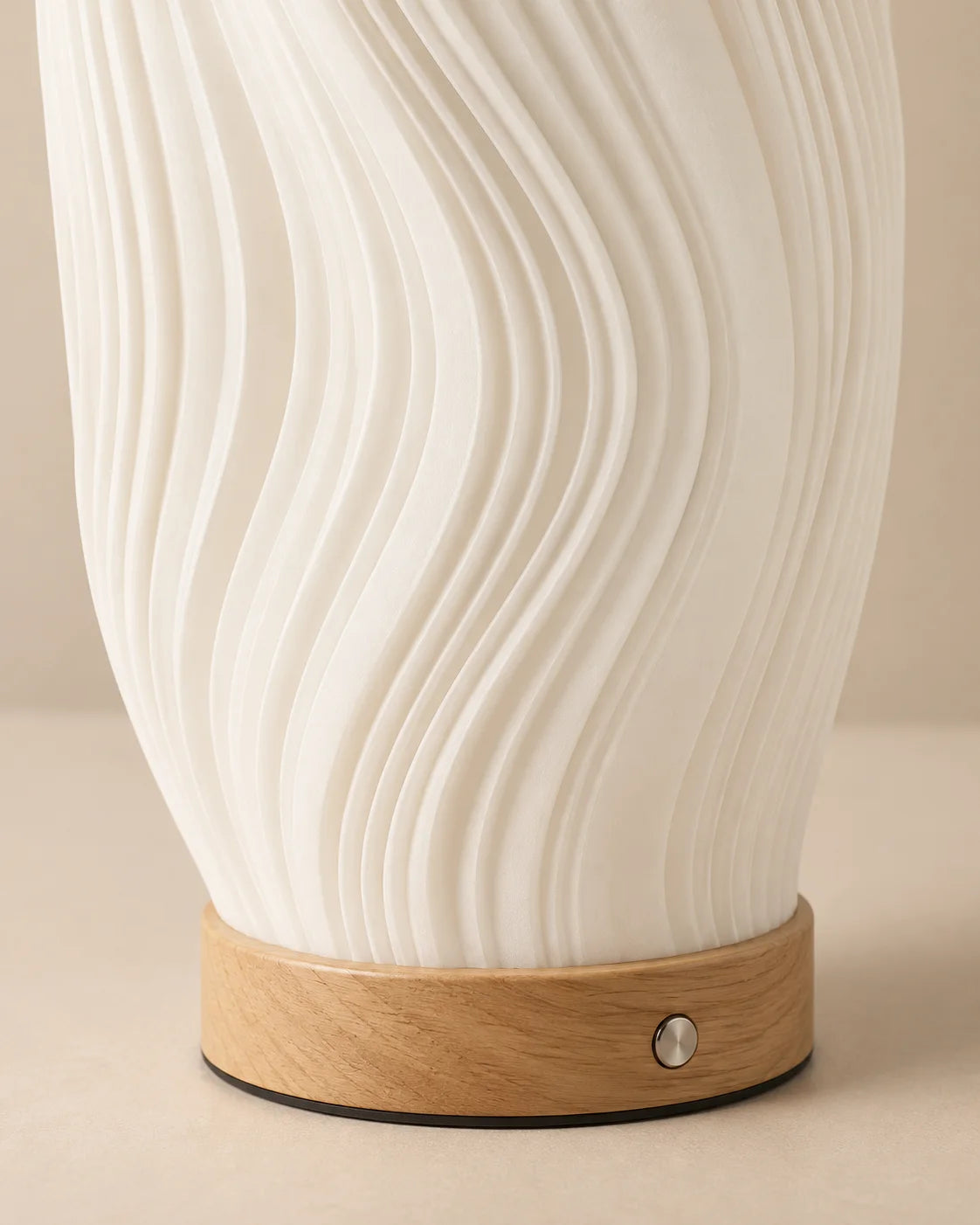 Lampe de chevet relief blanche sur socle en bois