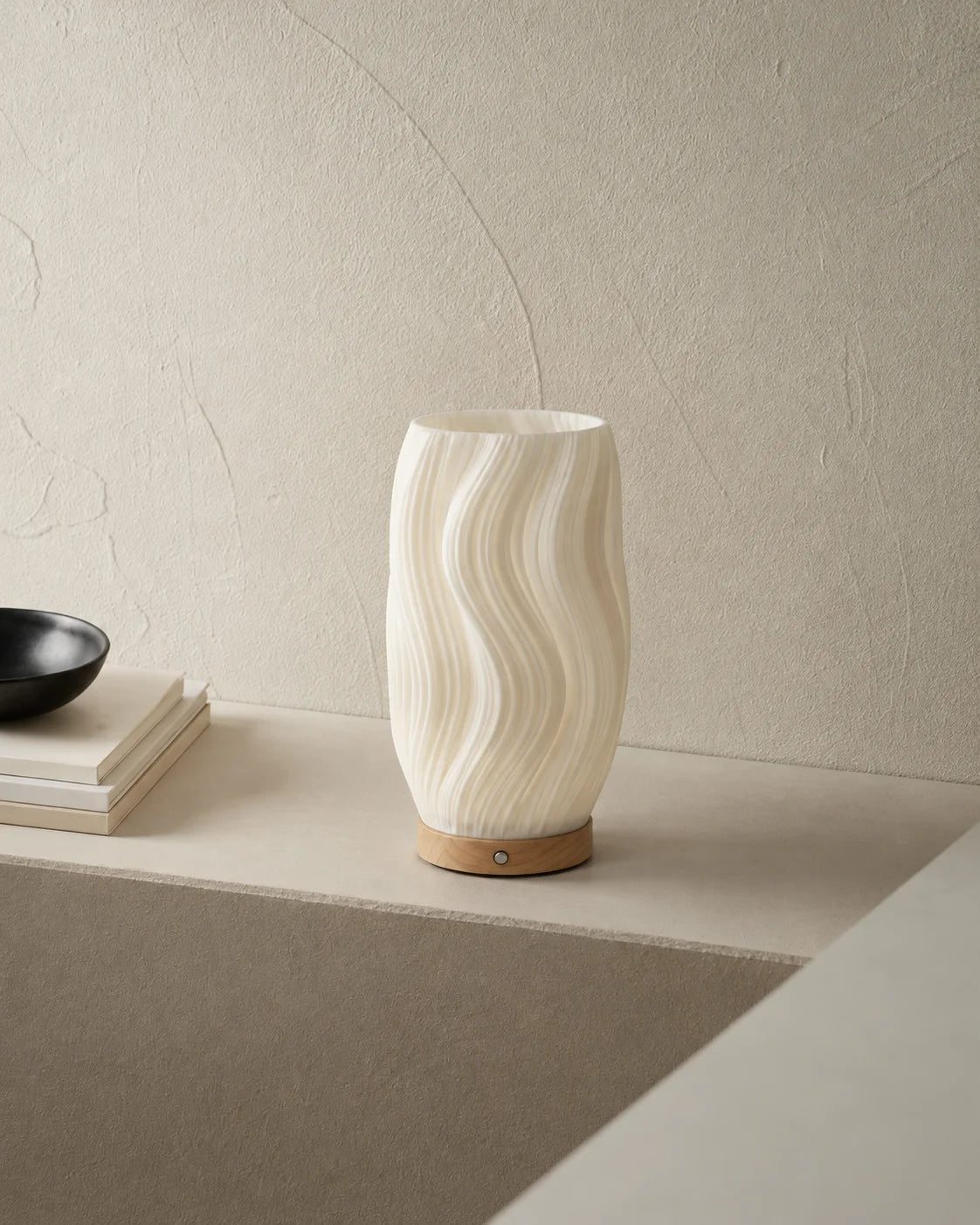 Lampe de chevet relief blanche sur socle en bois