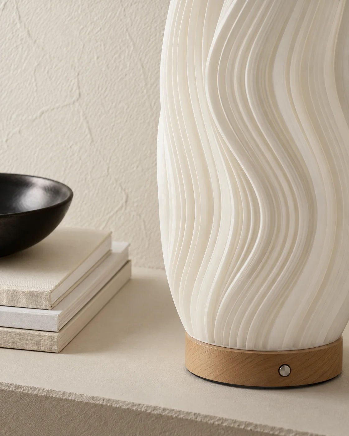 Lampe de chevet relief blanche sur socle en bois