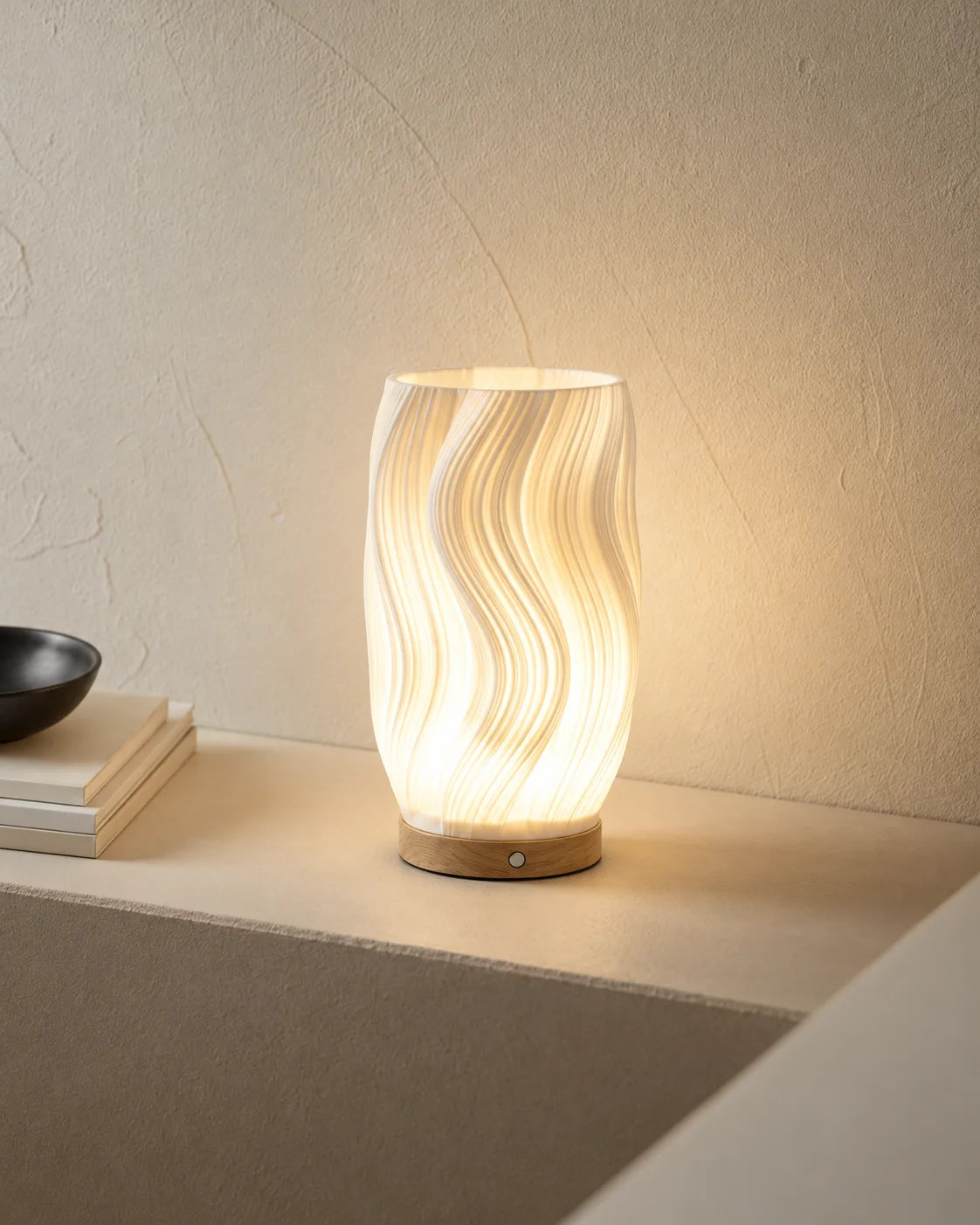 Lampe de chevet relief blanche sur socle en bois