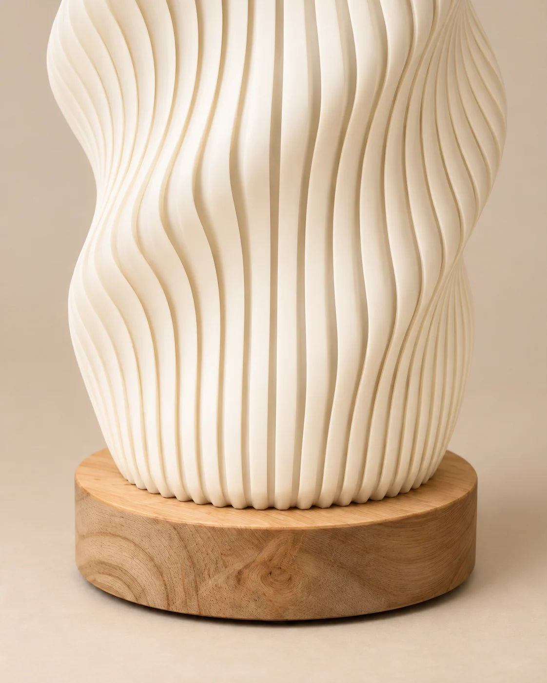 Lampe de chevet à relief en ligne, blanche sur socle en bois