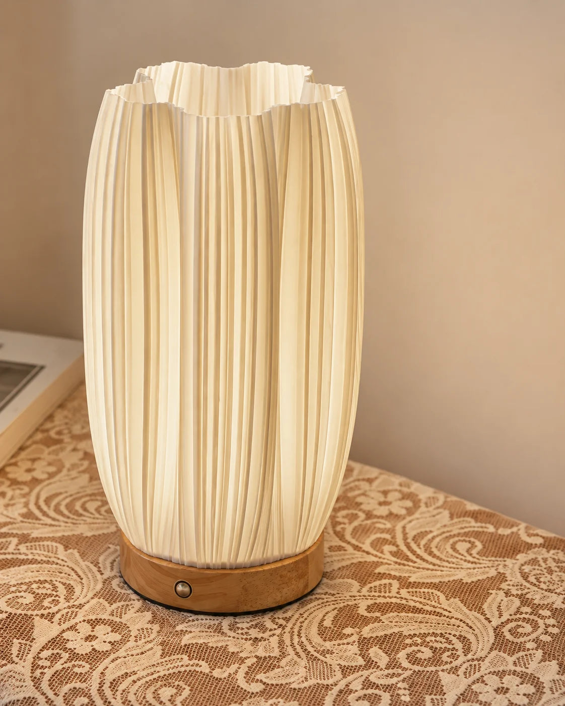 Lampe de chevet vase sur socle en bois blanche