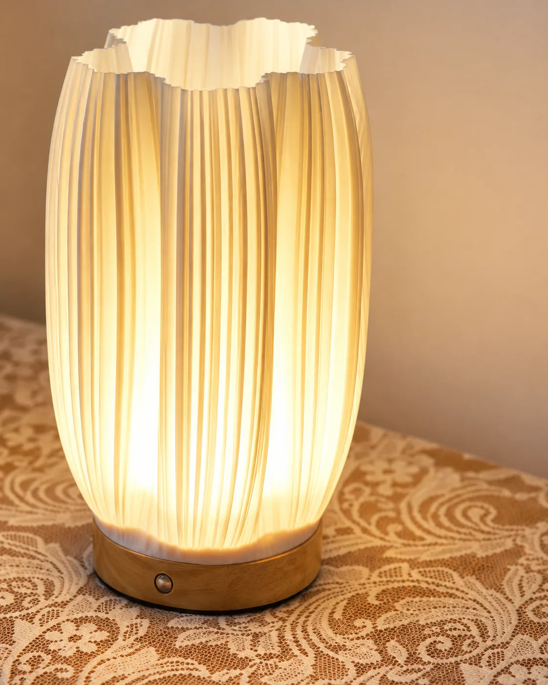 Lampe de chevet vase sur socle en bois blanche
