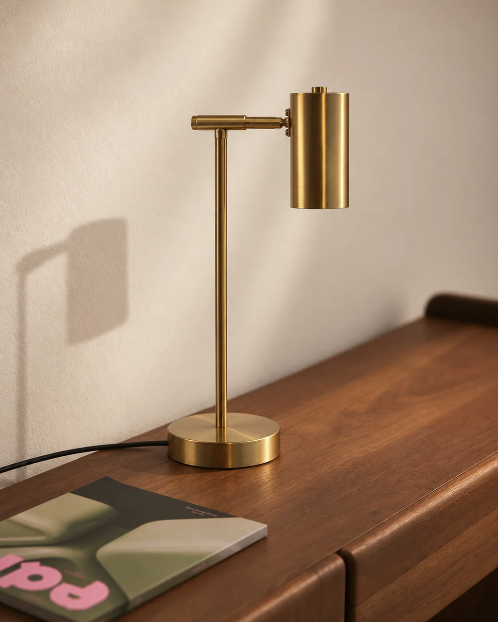 Lampe de chevet dorée sur pied