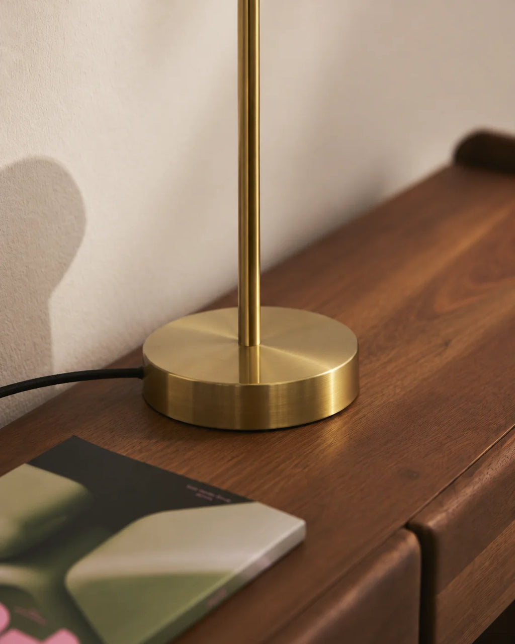 Lampe de chevet dorée sur pied