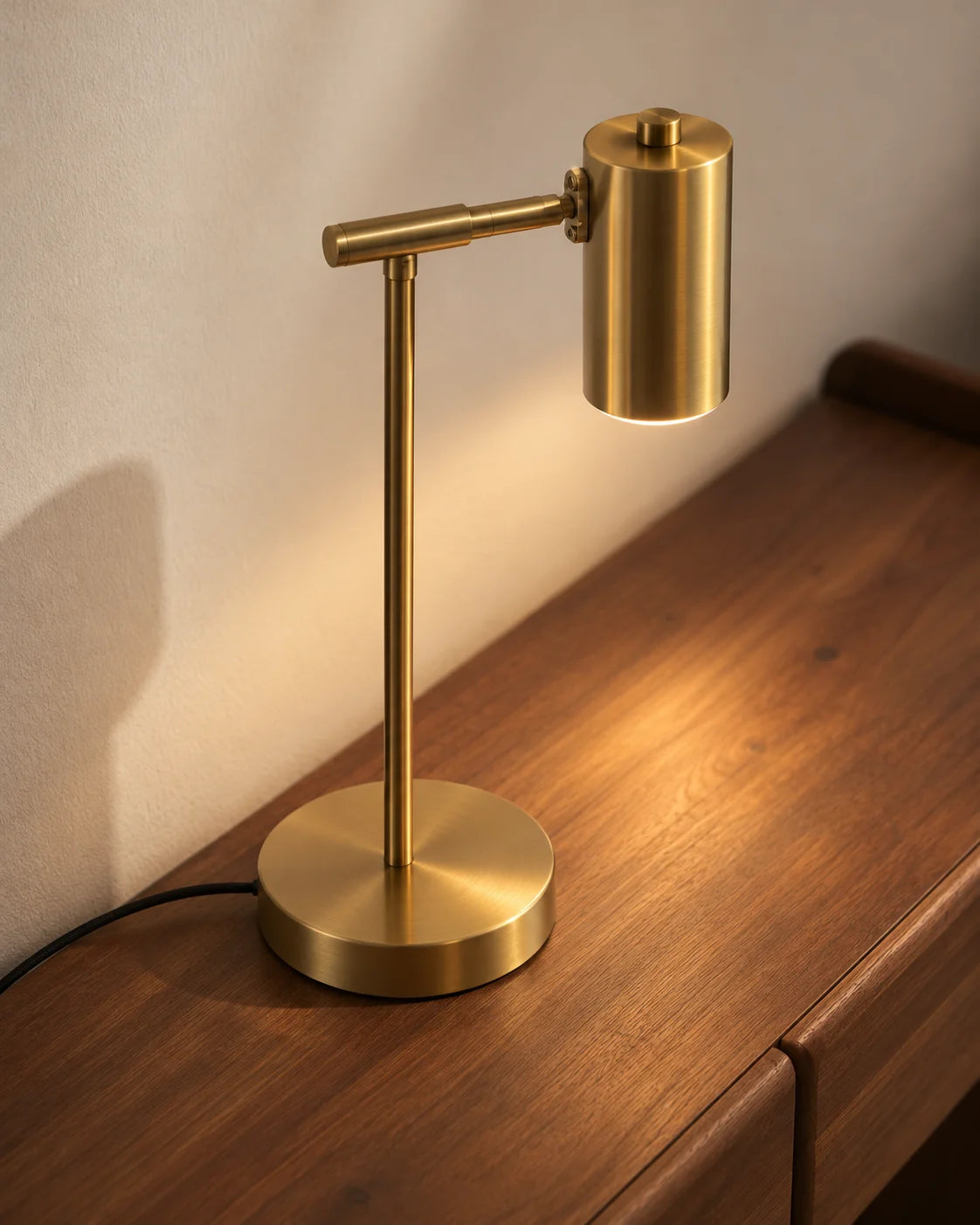 Lampe de chevet dorée sur pied