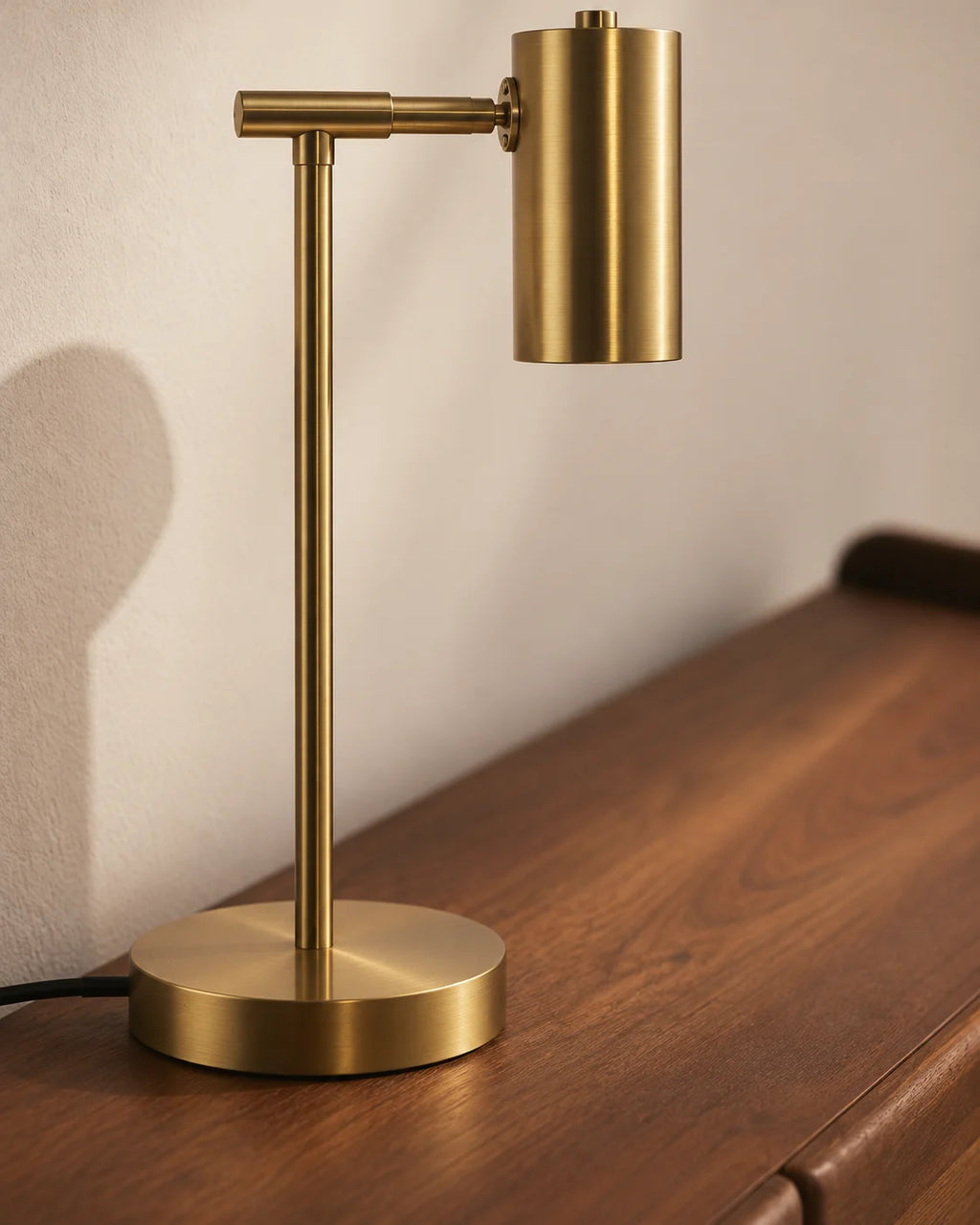 Lampe de chevet dorée sur pied