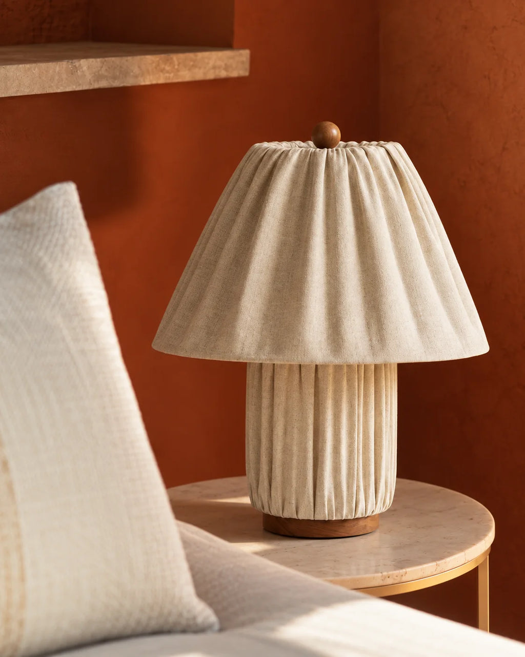 Lampe de chevet crème en tissu et support en bois