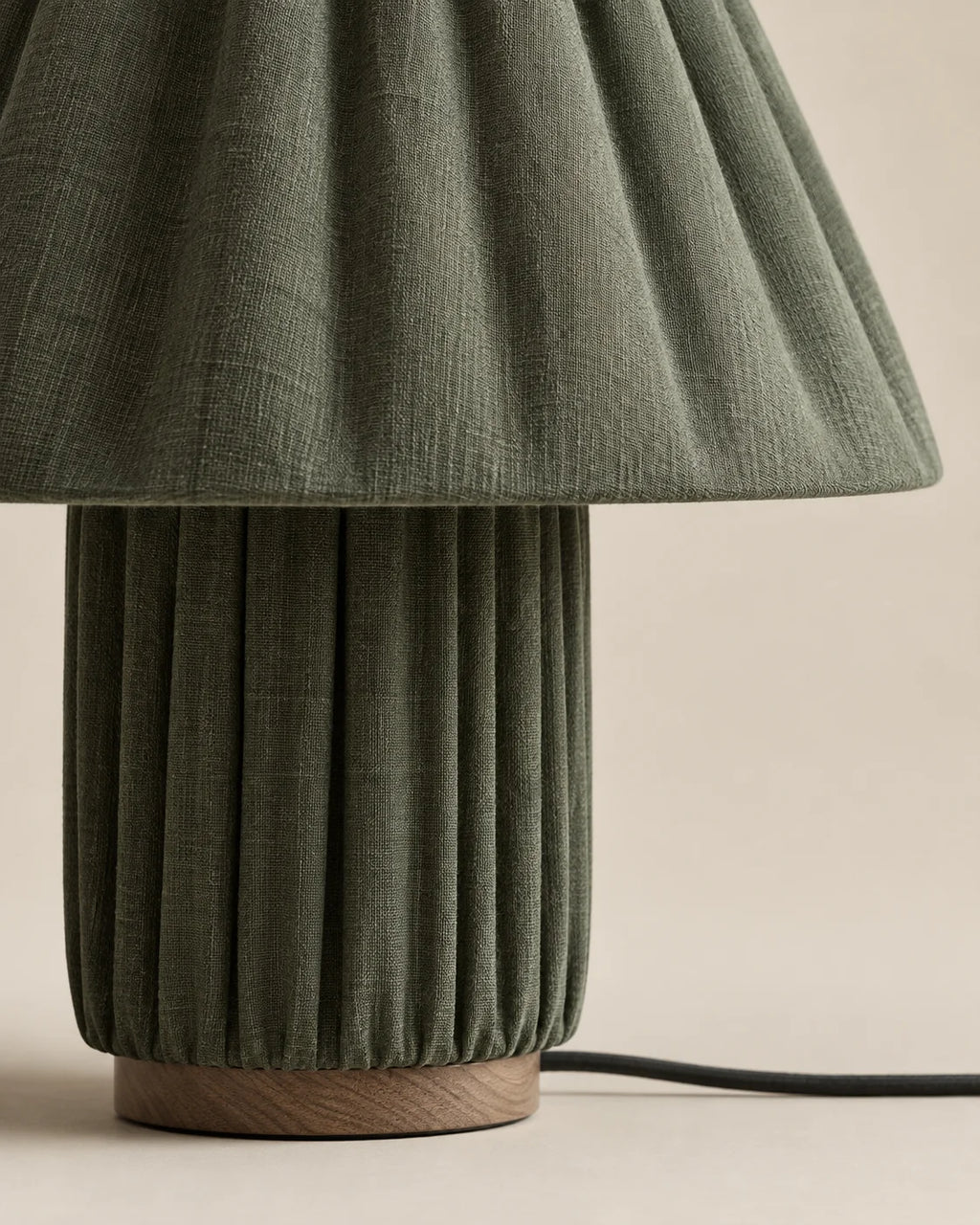 Lampe de chevet kaki en tissu et support en bois