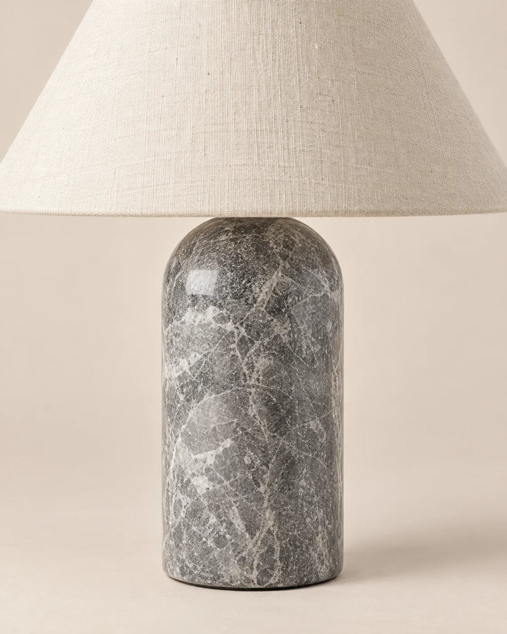 Lampe de chevet en marbre gris et abat jour blanc