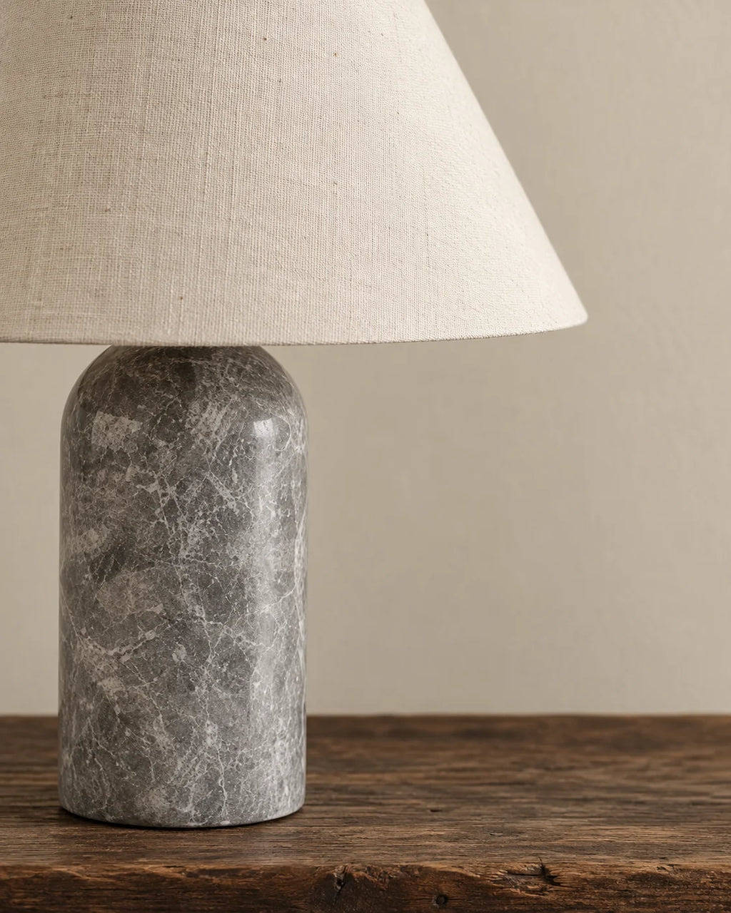 Lampe de chevet en marbre gris et abat jour blanc