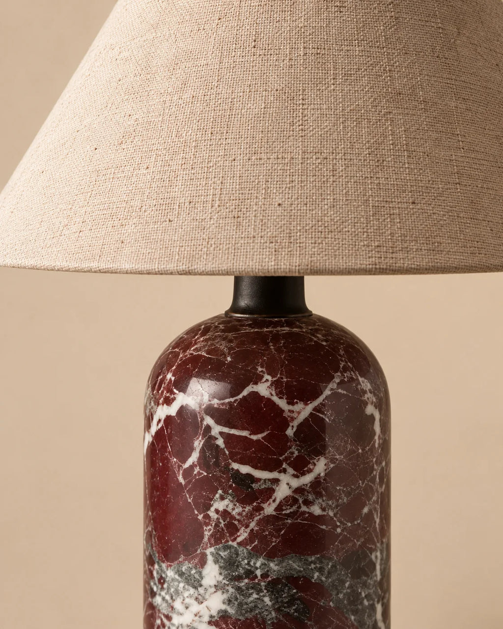 Lampe de chevet en marbre rouge et abat jour blanc