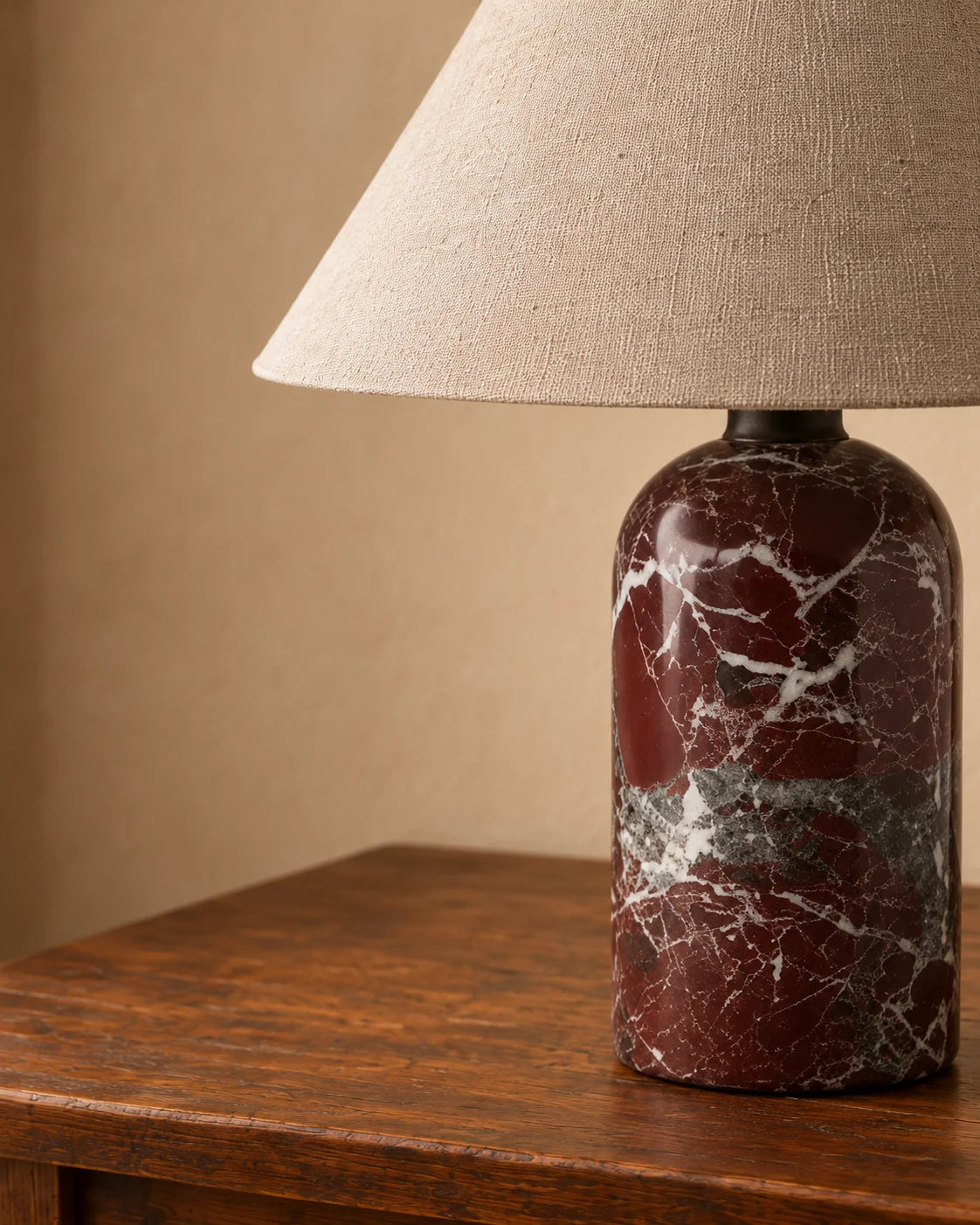 Lampe de chevet en marbre rouge et abat jour blanc