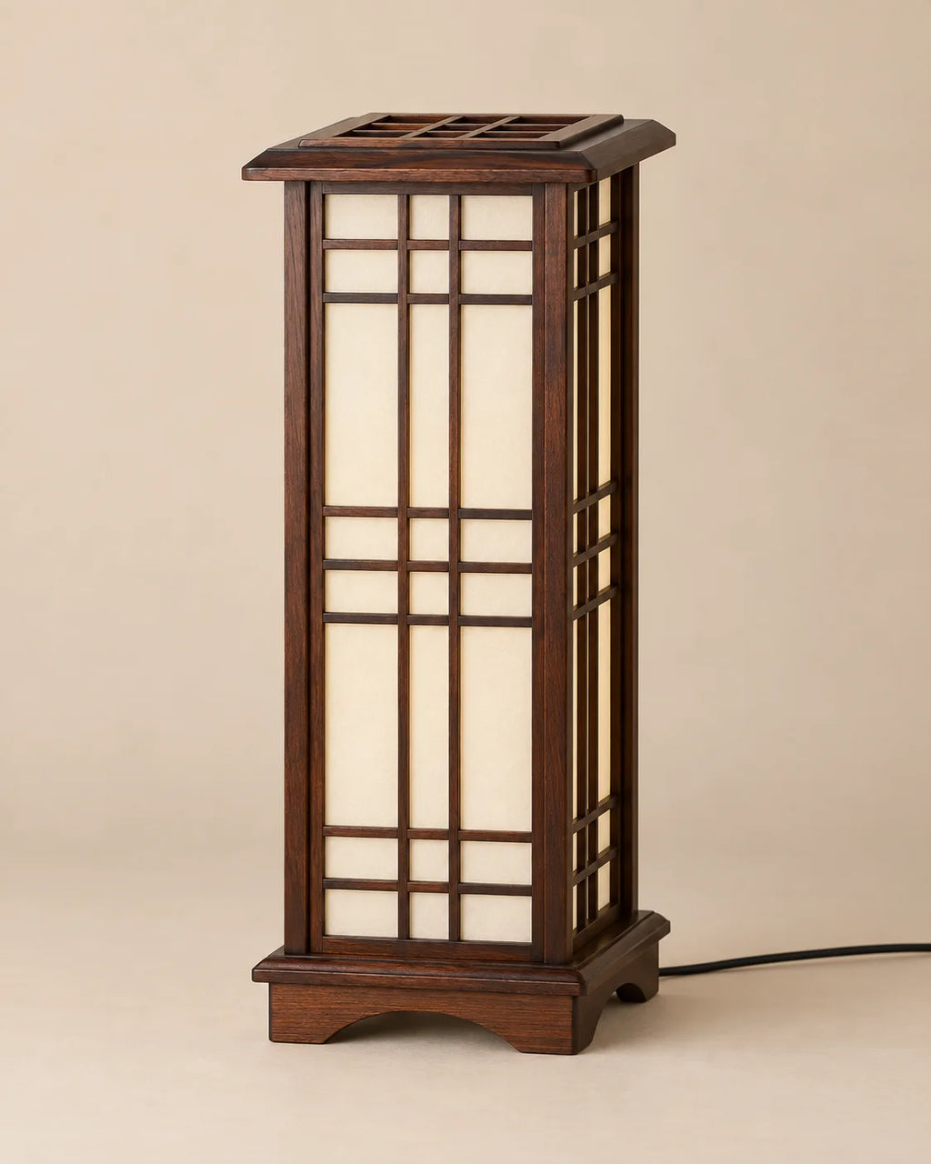 Lampe de chevet japonaise Shoji en bois marron, vue de trois quarts