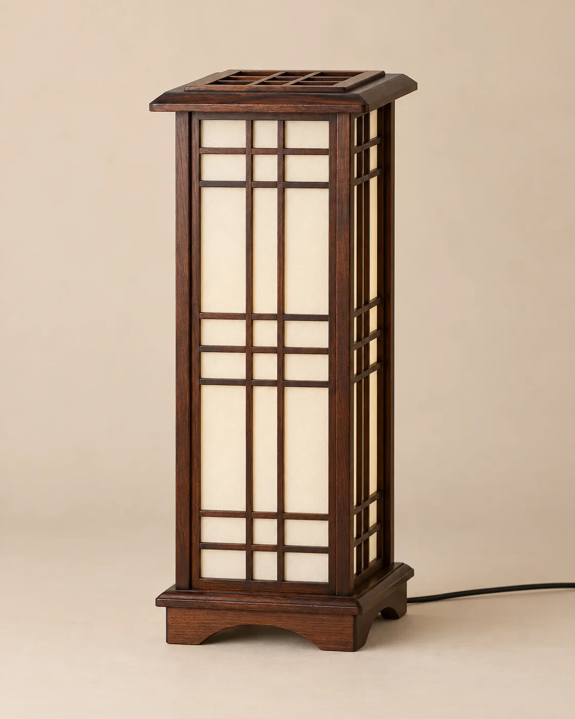Lampe de chevet japonaise Shoji en bois marron, vue de trois quarts