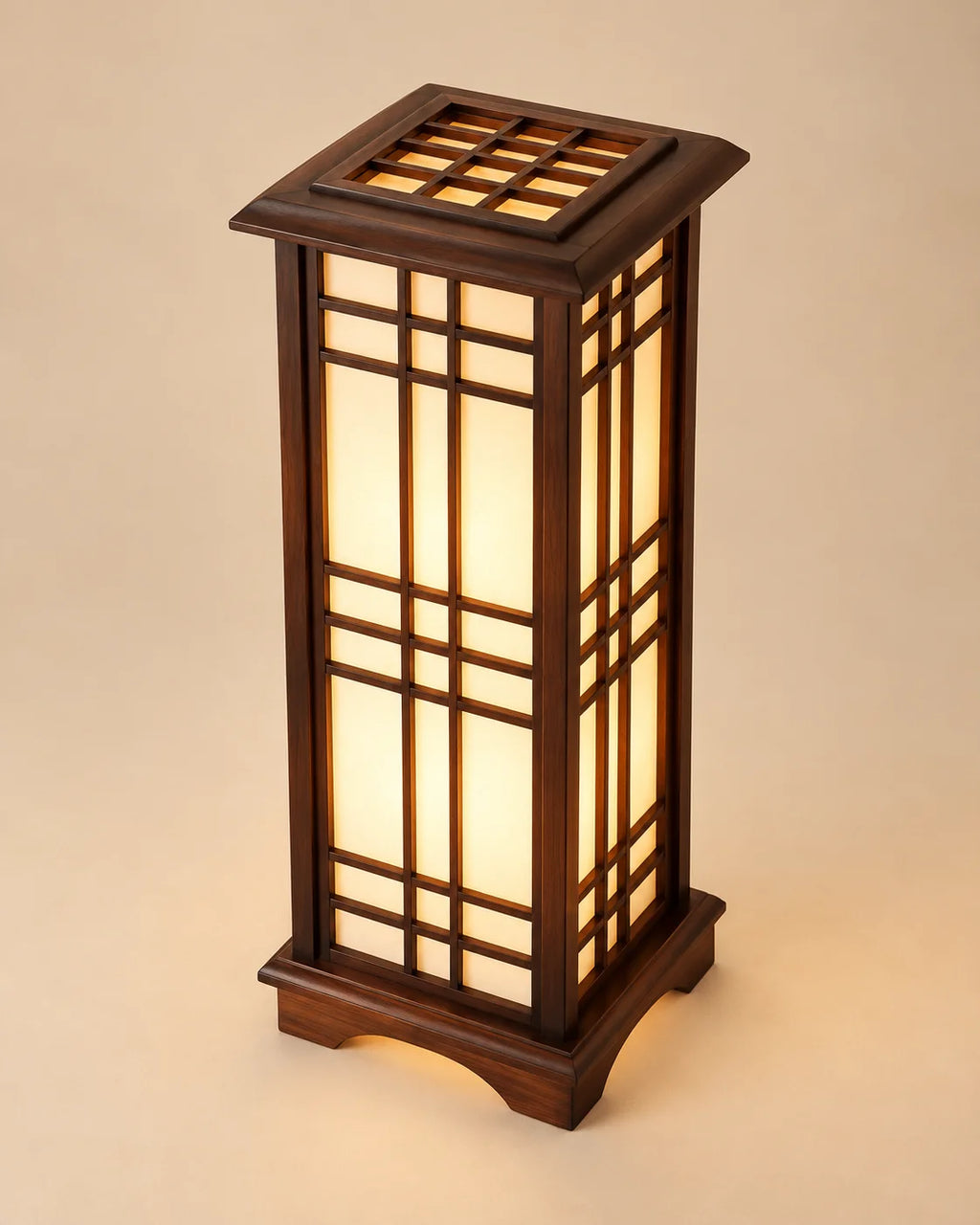 Lampe de chevet japonaise Shoji allumée, lumière douce à travers les panneaux
