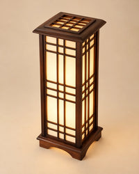 Lampe de chevet japonaise Shoji allumée, lumière douce à travers les panneaux
