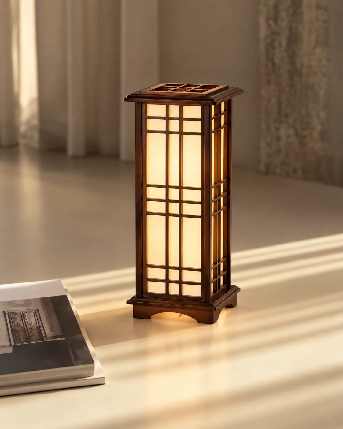 Lampe japonaise Shoji allumée dans une pièce aux rideaux clairs