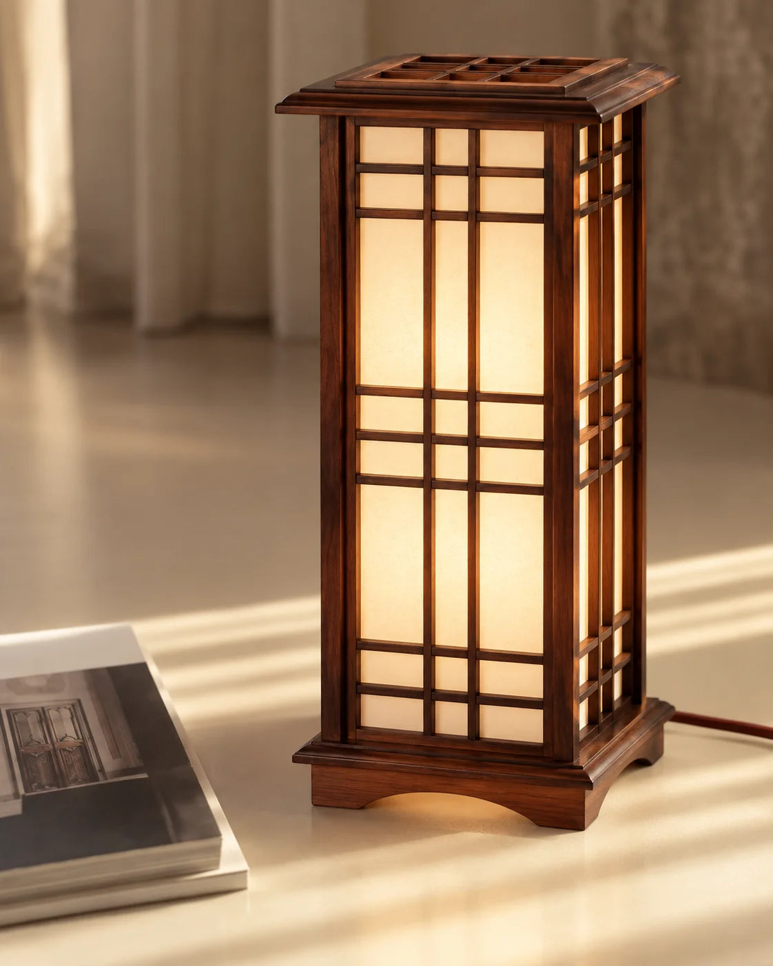 Gros plan sur la lampe Shoji allumée, quadrillage en bois et lumière tamisée