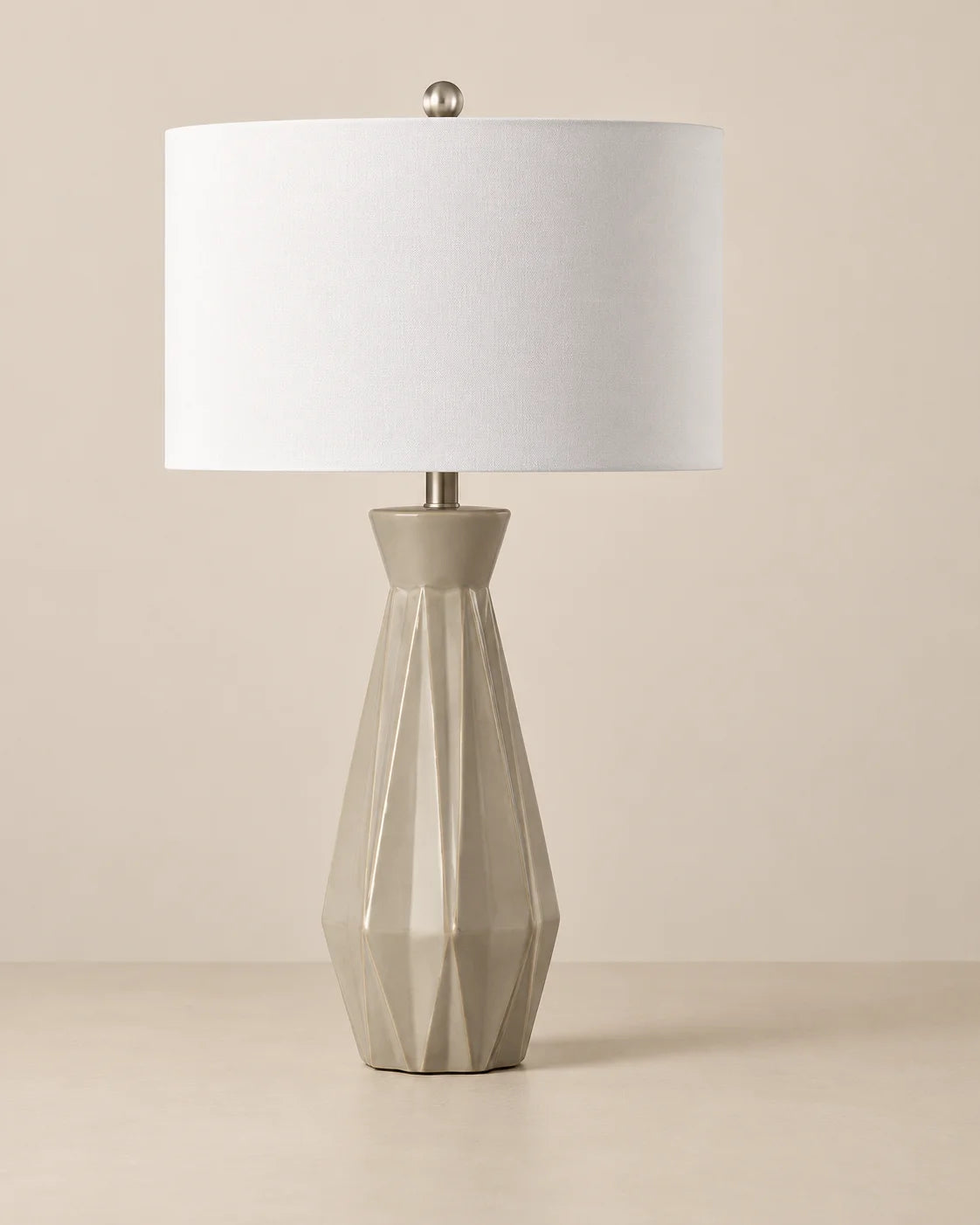 Lampe de chevet géométrique à pied facetté et abat-jour blanc