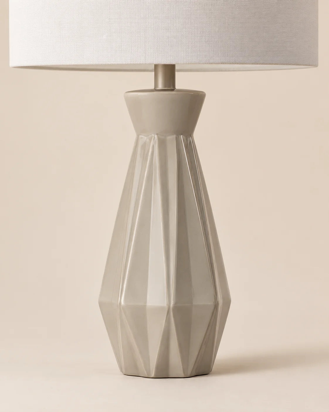 Lampe de chevet géométrique à pied facetté et abat-jour blanc
