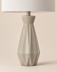 Lampe de chevet géométrique à pied facetté et abat-jour blanc