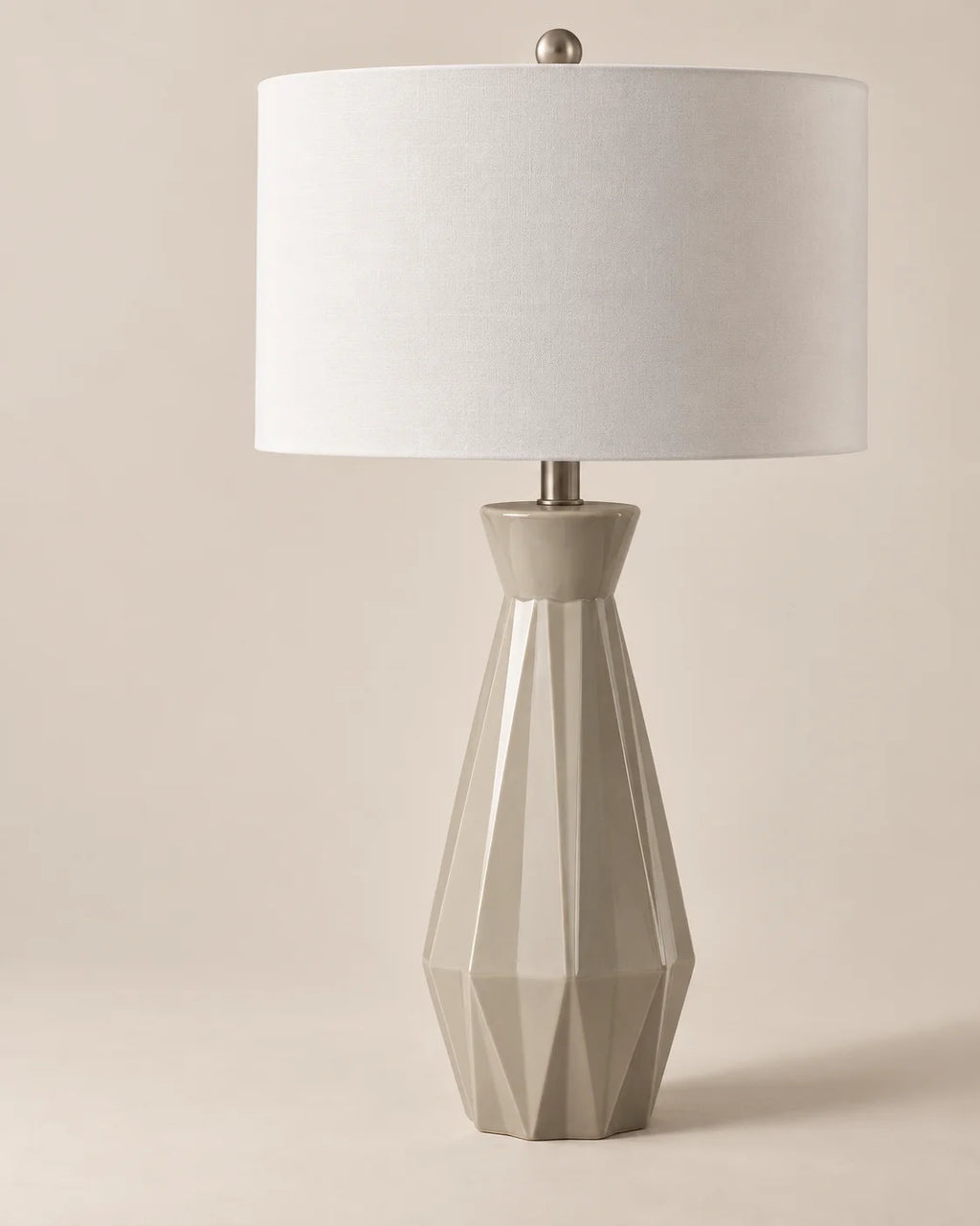 Lampe de chevet géométrique à pied facetté et abat-jour blanc