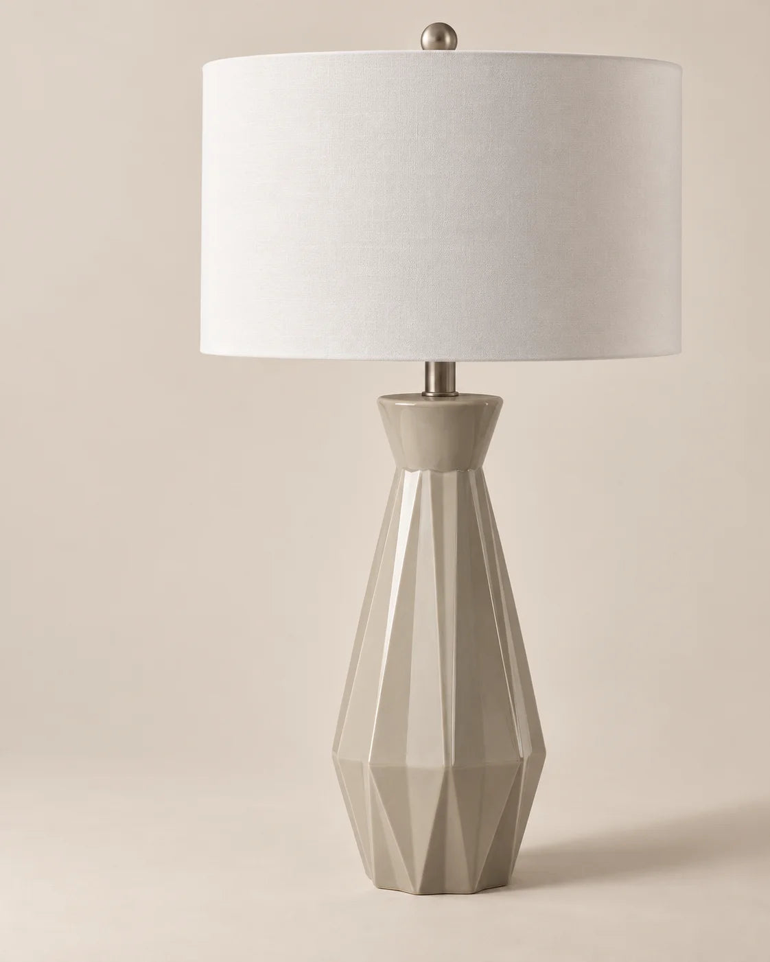 Lampe de chevet géométrique à pied facetté et abat-jour blanc