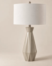Lampe de chevet géométrique à pied facetté et abat-jour blanc