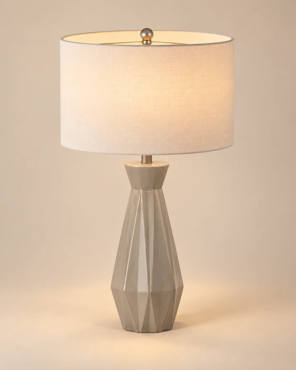 Lampe de chevet géométrique à pied facetté et abat-jour blanc