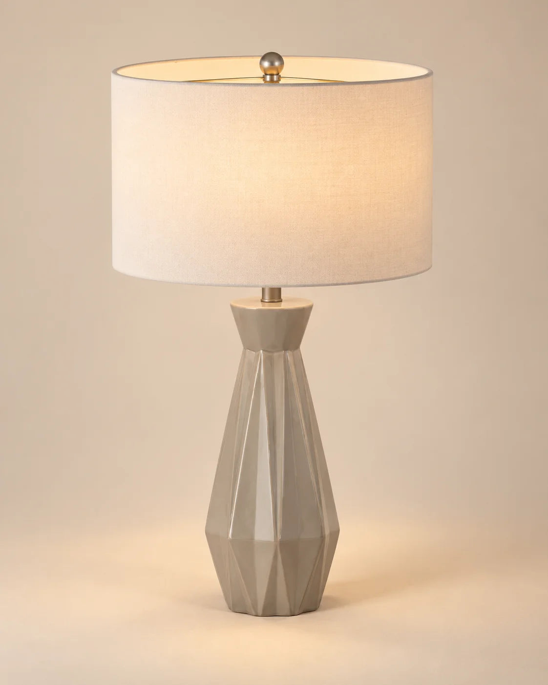 Lampe de chevet géométrique à pied facetté et abat-jour blanc
