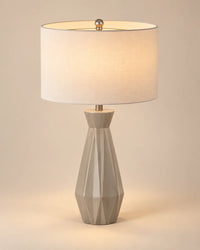 Lampe de chevet géométrique à pied facetté et abat-jour blanc