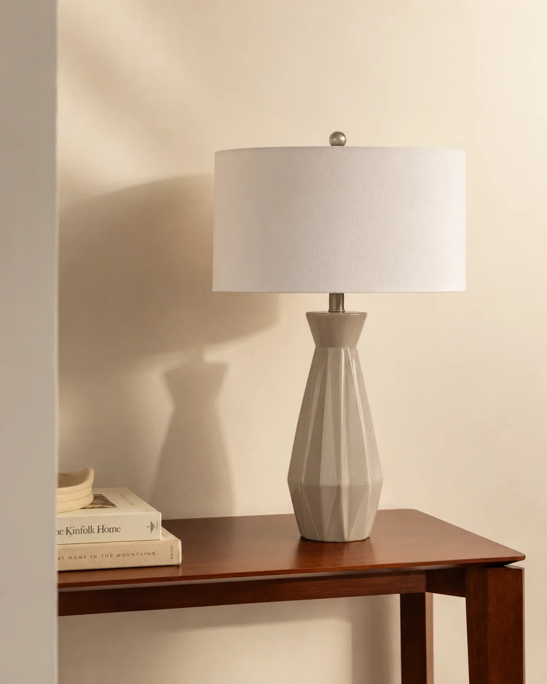 Lampe de chevet géométrique à pied facetté et abat-jour blanc