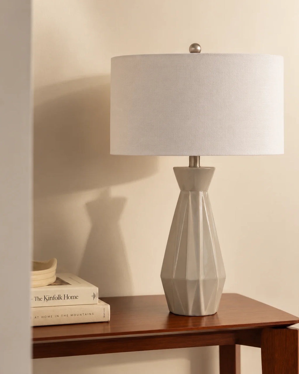 Lampe de chevet géométrique à pied facetté et abat-jour blanc