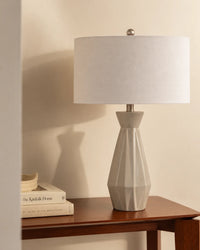 Lampe de chevet géométrique à pied facetté et abat-jour blanc