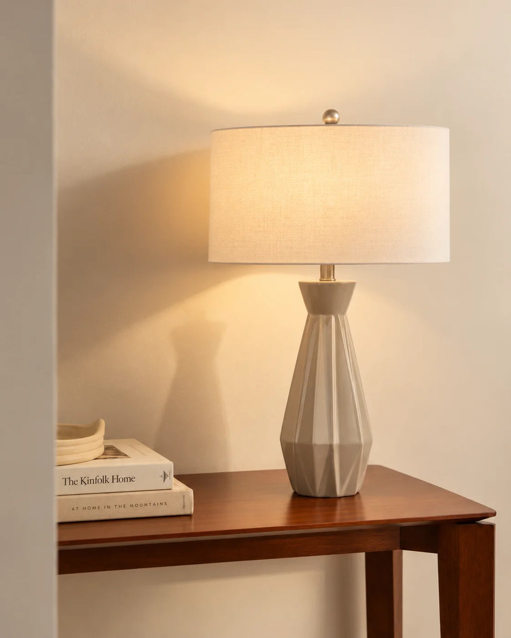 Lampe de chevet géométrique à pied facetté et abat-jour blanc