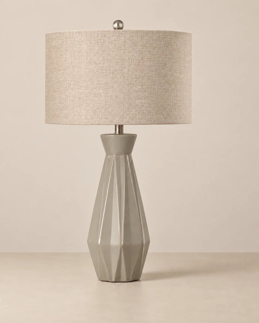 Lampe de chevet géométrique à pied facetté et abat-jour beige
