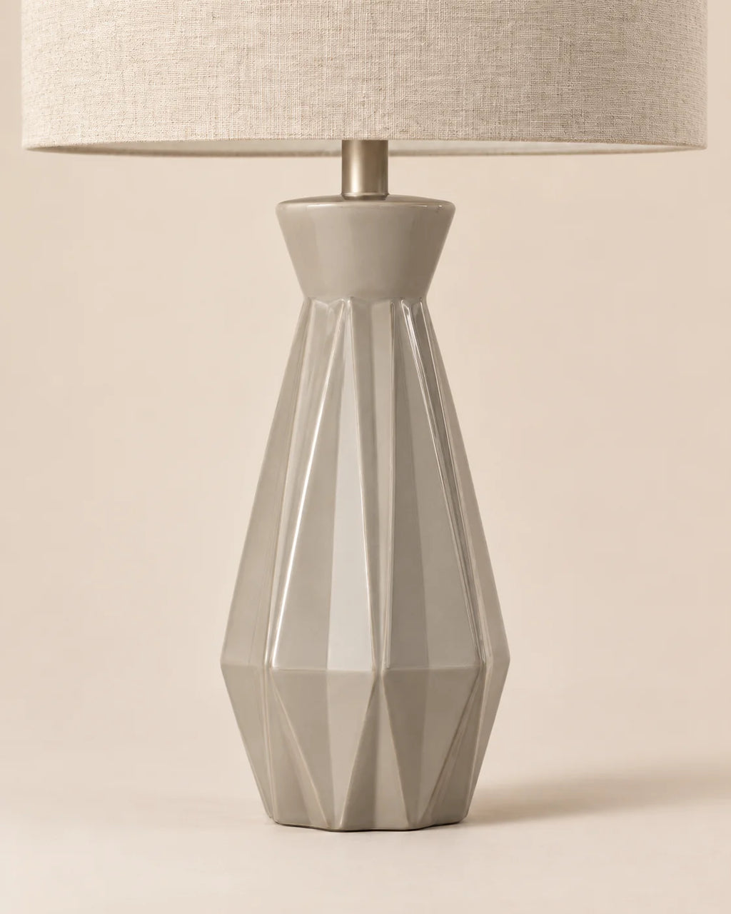 Lampe de chevet géométrique à pied facetté et abat-jour beige