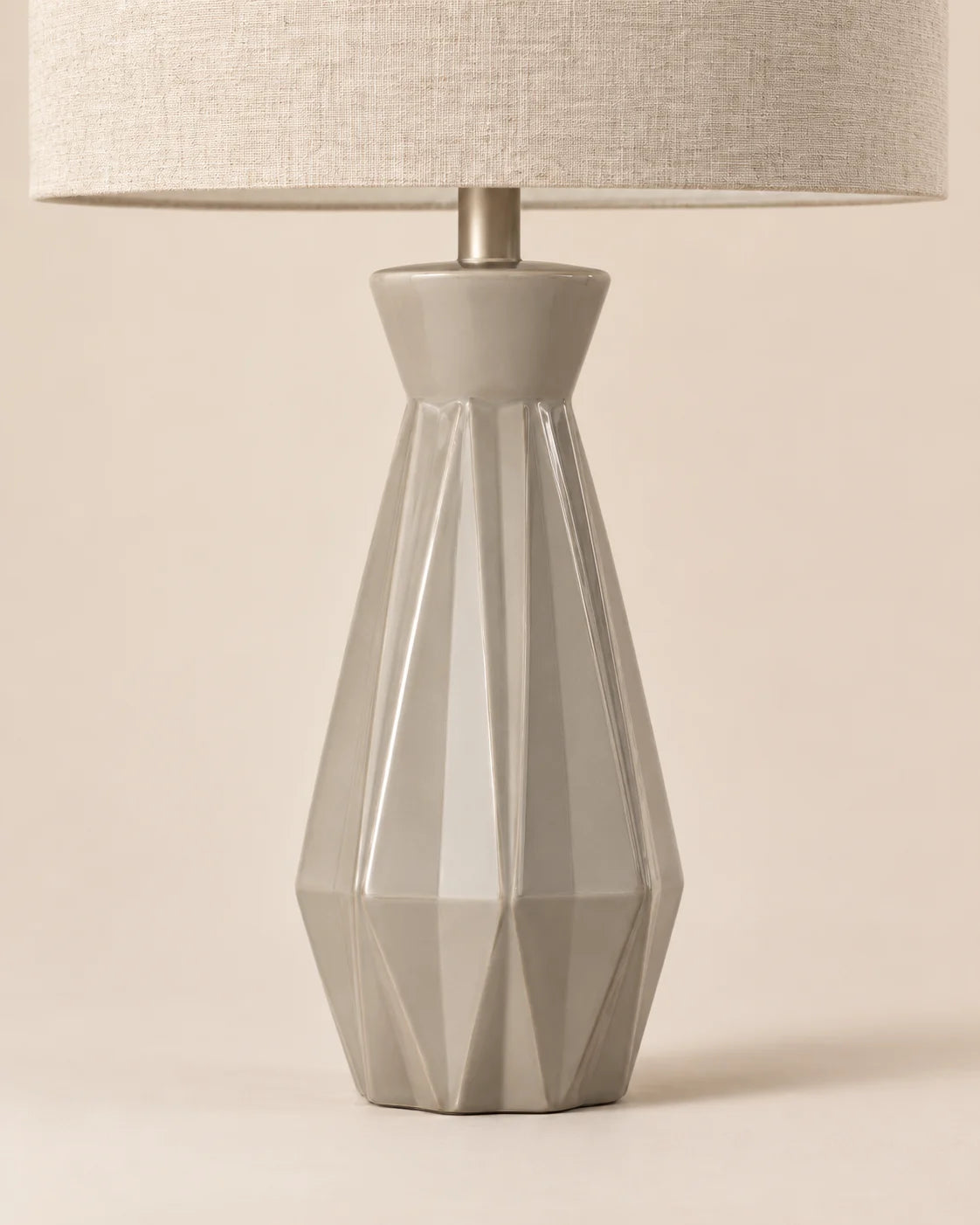 Lampe de chevet géométrique à pied facetté et abat-jour beige