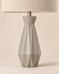 Lampe de chevet géométrique à pied facetté et abat-jour beige
