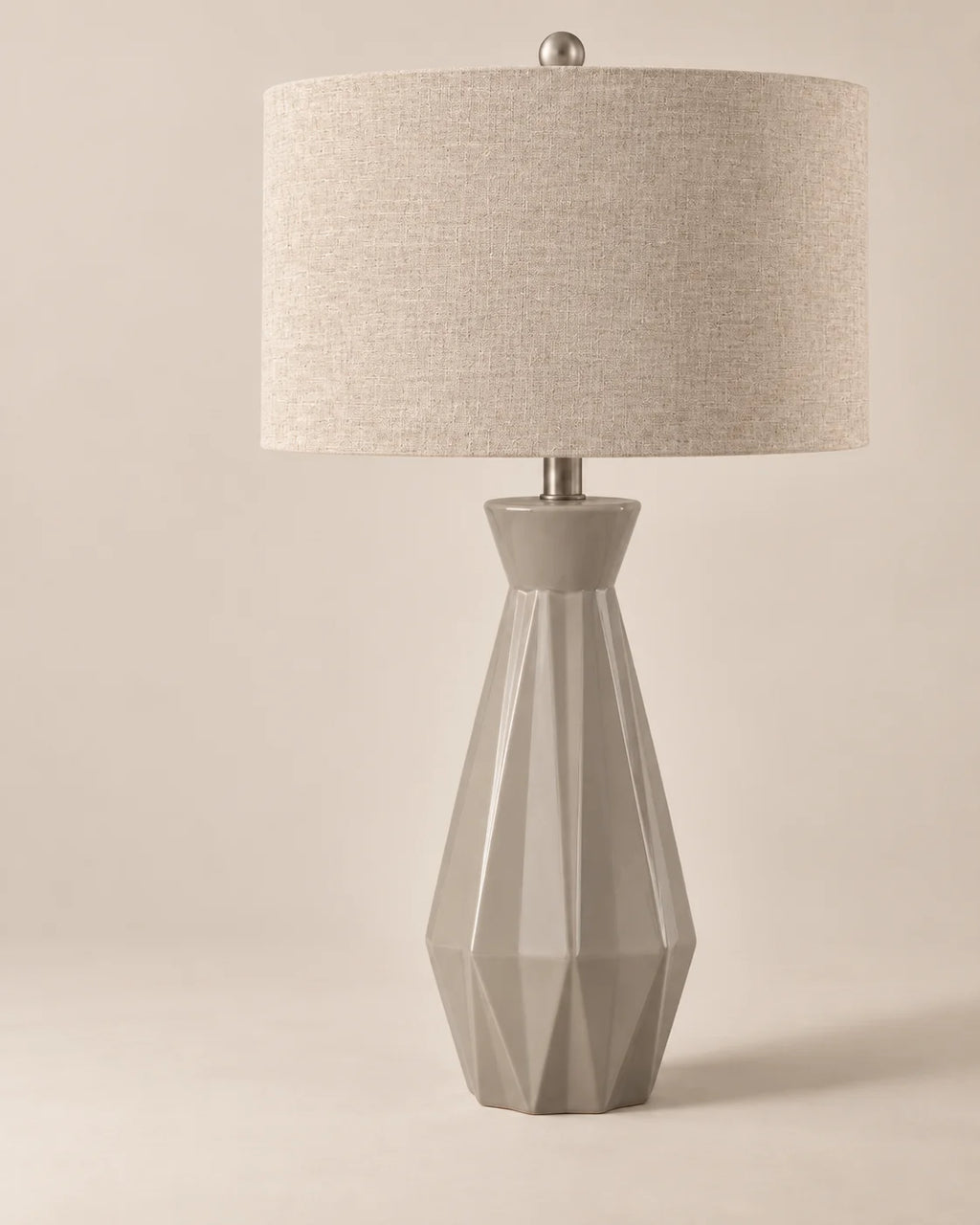 Lampe de chevet géométrique à pied facetté et abat-jour beige