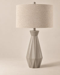 Lampe de chevet géométrique à pied facetté et abat-jour beige