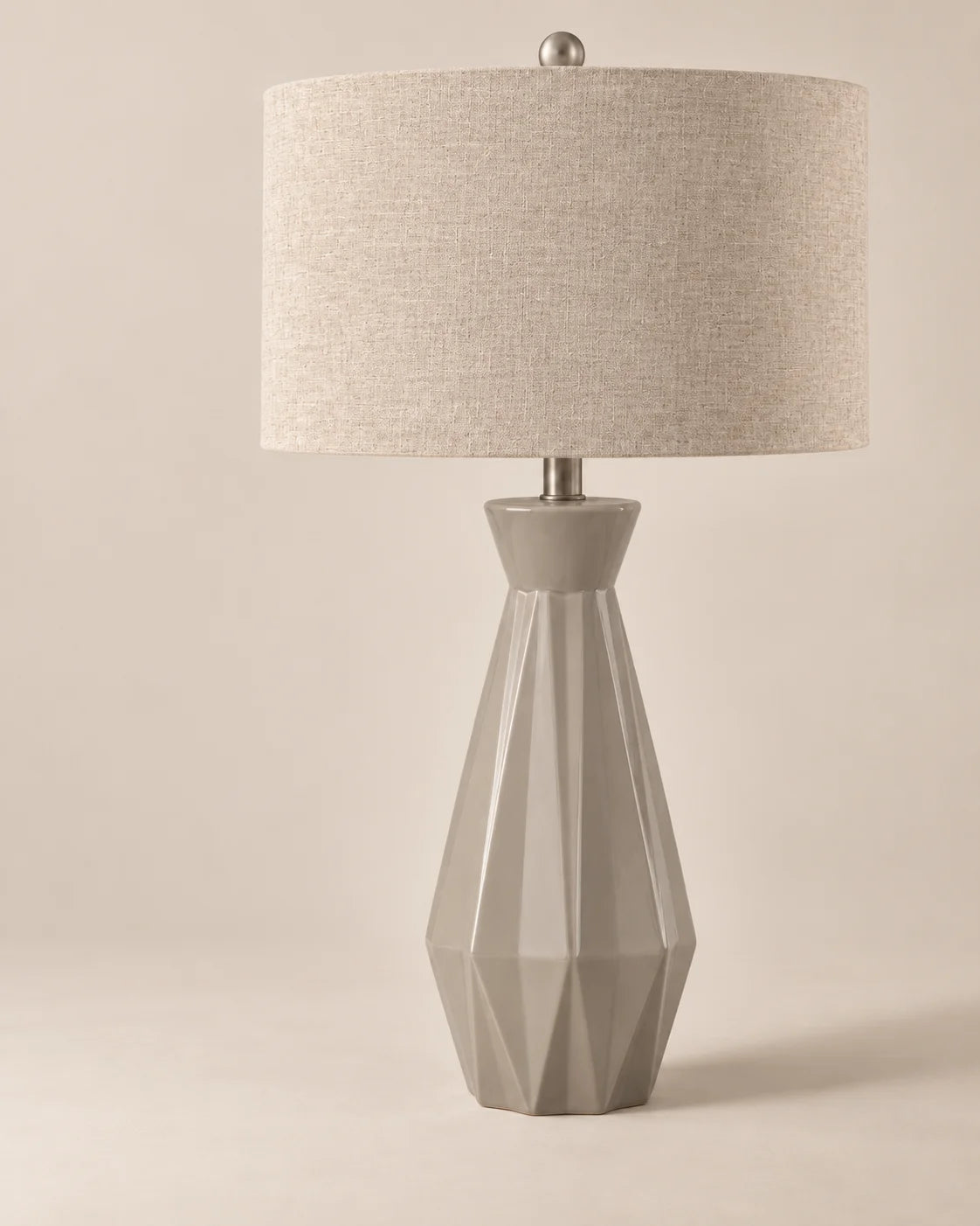 Lampe de chevet géométrique à pied facetté et abat-jour beige