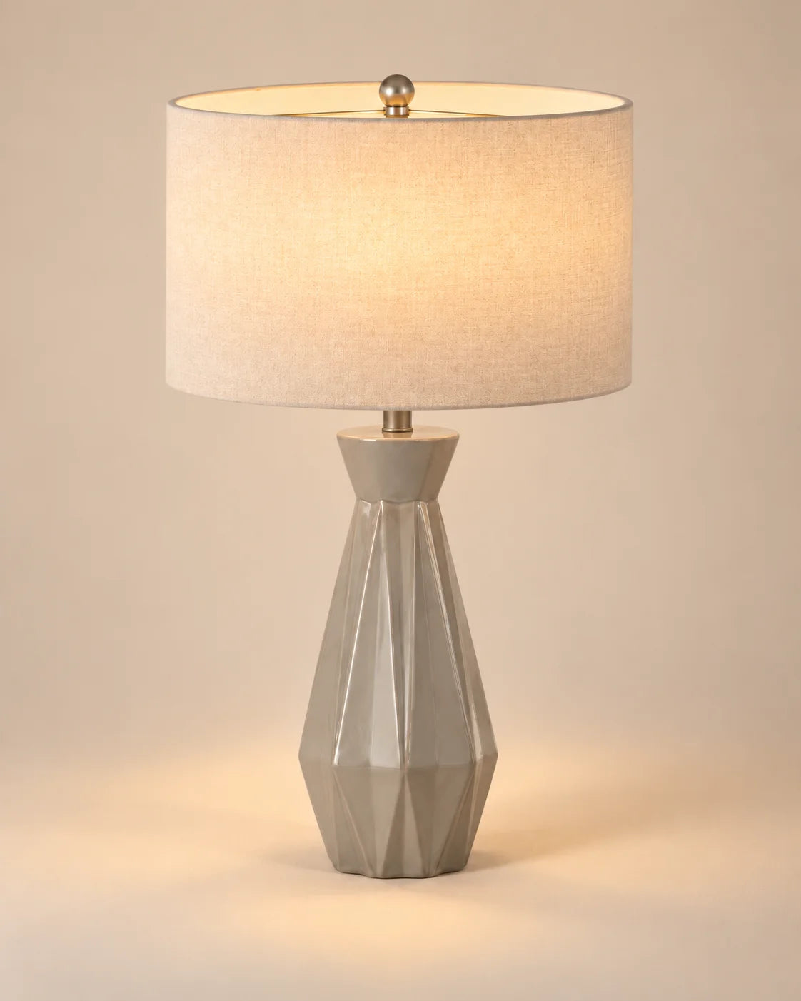 Lampe de chevet géométrique à pied facetté et abat-jour beige